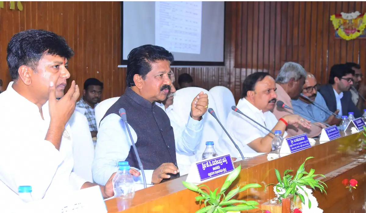 ಚಿತ್ರದುರ್ಗ: ಸಭೆಯಲ್ಲೇ ಇಂಜಿನಿಯರ್‌ಗೆ ಕರೆ ಮಾಡಿ ತರಾಟೆಗೆ ತೆಗೆದುಕೊಂಡ ಸಚಿವ ಡಿ.ಸುಧಾಕರ್! ಬಿರು ಬೇಸಿಗೆಗೆ ಜಿಲ್ಲಾಡಳಿತದ ಬಿಗ್ ಪ್ಲಾನ್ ಏನು?