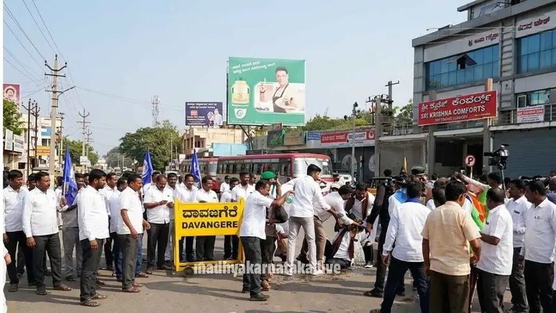 ದಾವಣಗೆರೆ ಬಂದ್ ಉಗ್ರರೂಪ: ಒಳಮೀಸಲಾತಿಗಾಗಿ ಮೈಮೇಲೆ ಪೆಟ್ರೋಲ್ ಸುರಿದುಕೊಂಡು ಆತ್ಮಹತ್ಯೆಗೆ ಯತ್ನ!