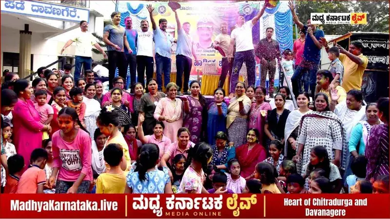 ದಾವಣಗೆರೆ: ಕರ್ತವ್ಯದ ಒತ್ತಡದ ನಡುವೆ ‘ಪೊಲೀಸ್ ಹೋಳಿ’ ಸಂಭ್ರಮ; ಕುಟುಂಬದೊಂದಿಗೆ ಬಣ್ಣ ಹಚ್ಚಿ ನಲಿದ ಪೊಲೀಸರು